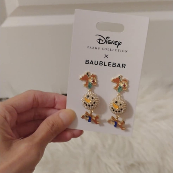 🎄FIRM! NWT DISNEY PARKS COLLECTION X BAUBLEBAR 2023 CHIP & DALE SNOWMAN EARRING - Picture 6 of 12